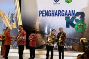 Gubernur Olly Dondokambey Raih Penghargaan Pembina K3 Terbaik dari Menteri Ketenagakerjaan